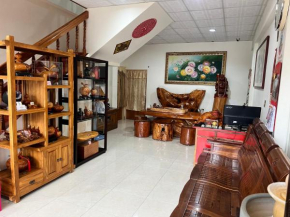 Отель Golden flower Homestay  Yuli Township